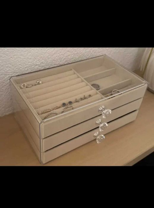 Кутия за бижута нова