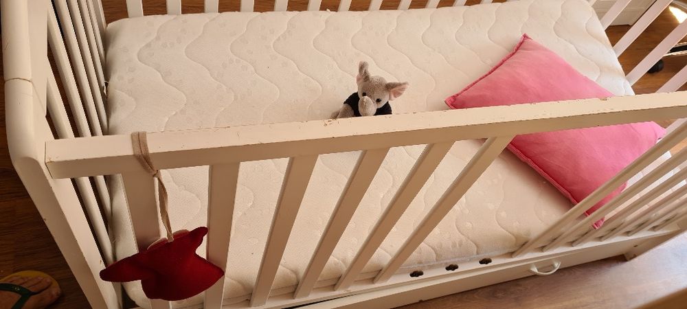 Продавам дървена кошара. Подарък-ортопедичен матрак