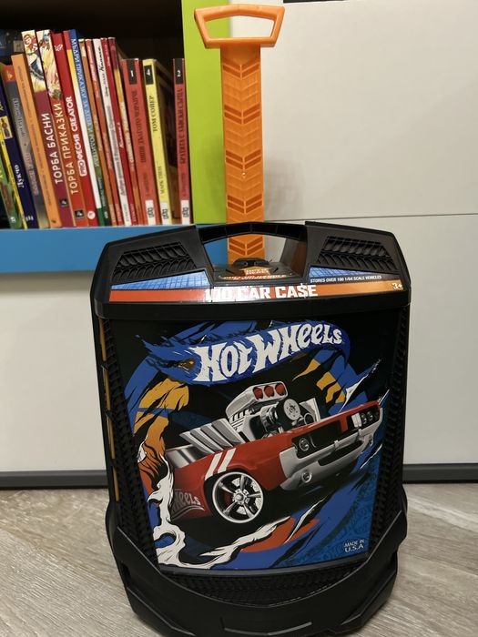 HotWheels куфар за  съхранение и пренасяне на  100 коли
