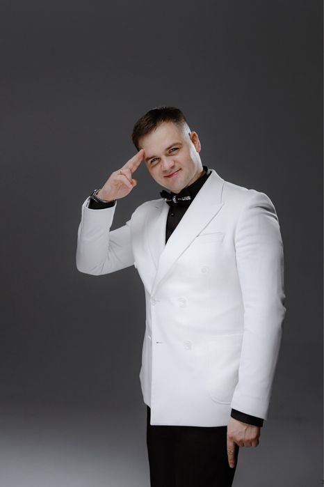 Ведущий,Саксофонист