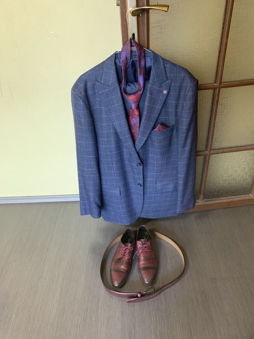 Официален костюм