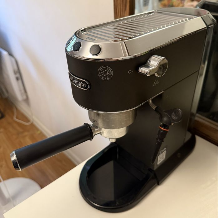 Рожковая кофеварка De’Longhi Dedica Style EC685.M.