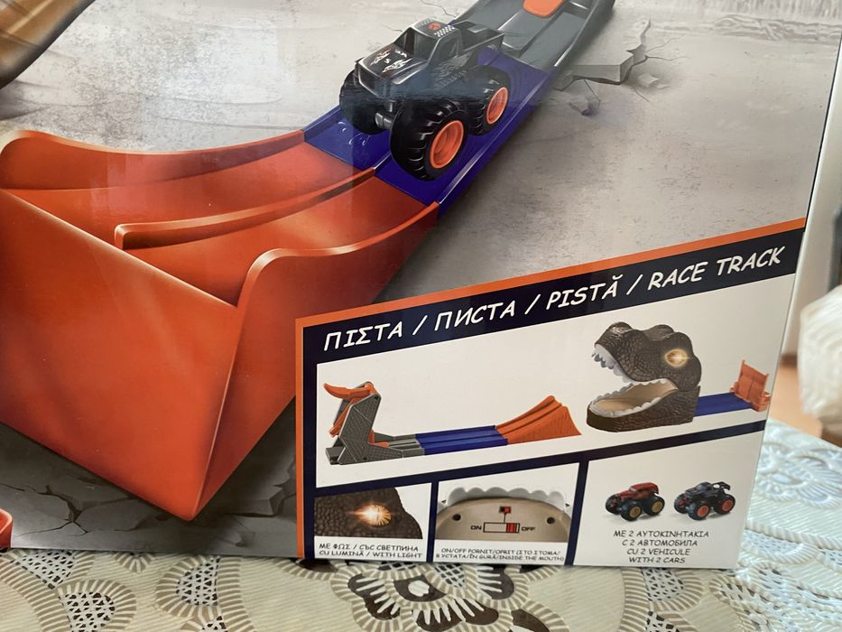 Писта с динозавър