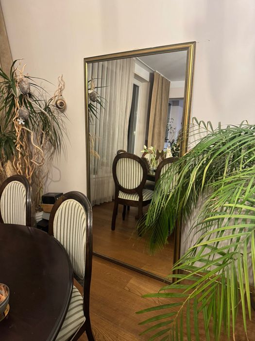 Oglinda dreptunghiulară cu ramă din lemn aurie în relief