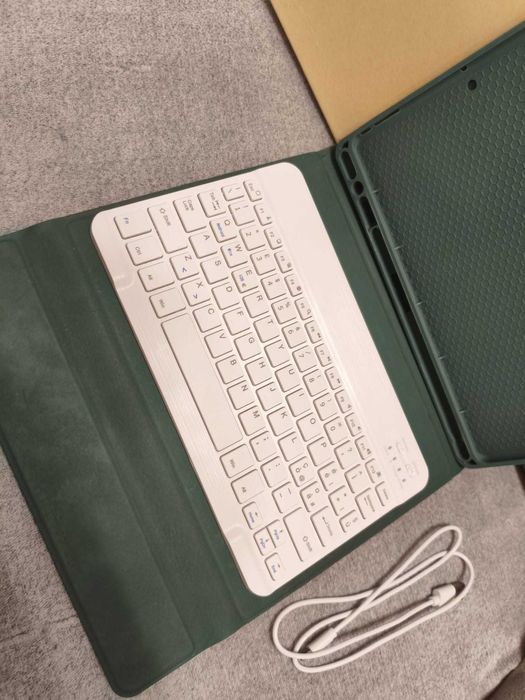 Husă cu Tastatură pentru iPad 10.2'' 10.5'', Magnetică Layout QWERTY