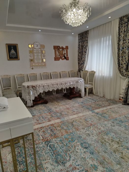 Продаётся шкаф витрина, стол со стульями, шторы и ковры