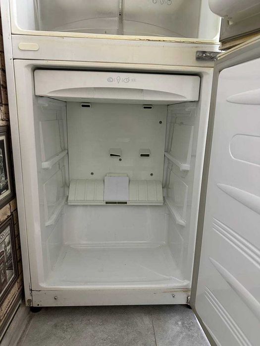 Холодильник LG (No Frost, двухкамерный, нижняя морозильная камера).