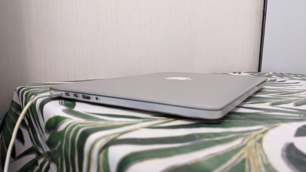 MacBook pro 13 inch 2015 mid 256gb