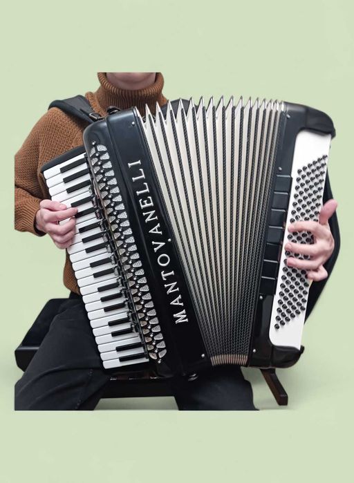 Vând acordeon MANTOVANELLI