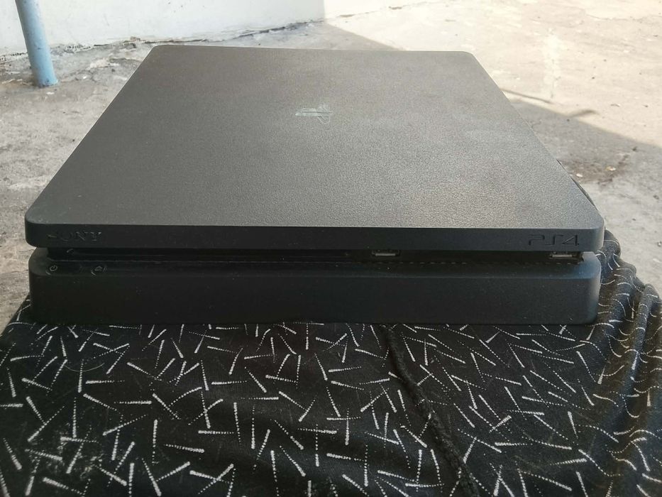 Playstation 4 slim
