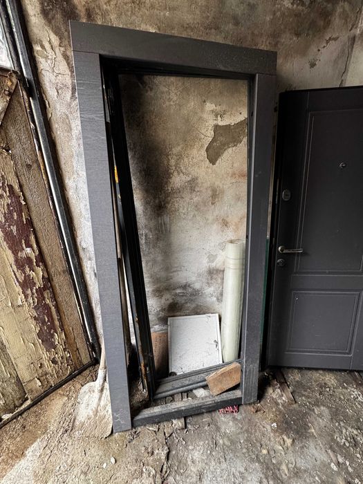 Vand 2 usi  metalice securizate