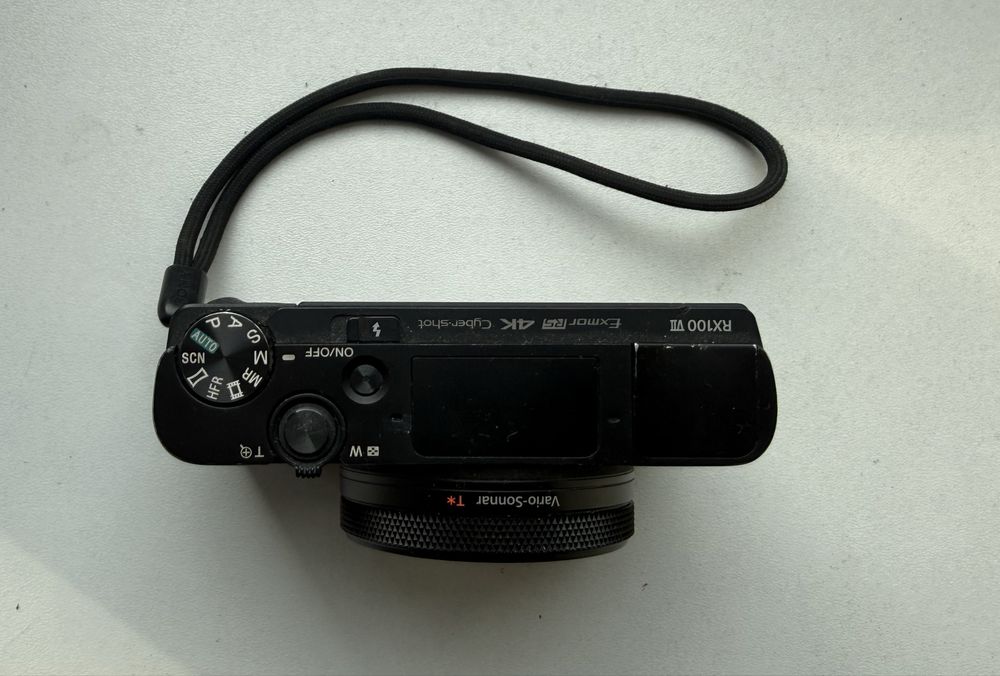 Фото и видео камера Sony RX100 VII