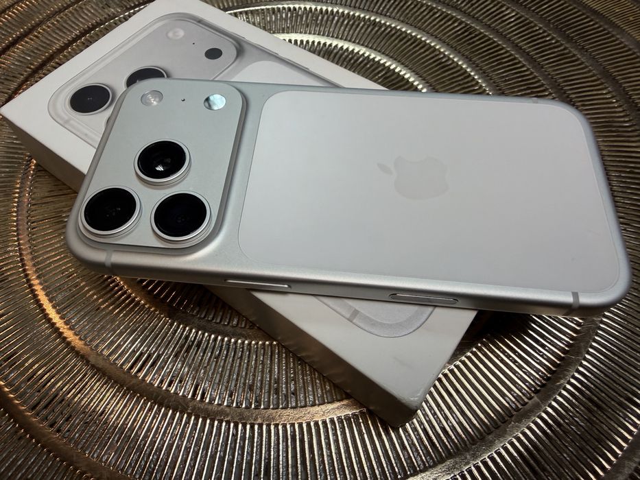 iPhone 17 Pro Silver 512GB - перфектен