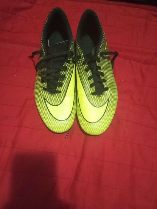 Ghete de fotbal Nike.