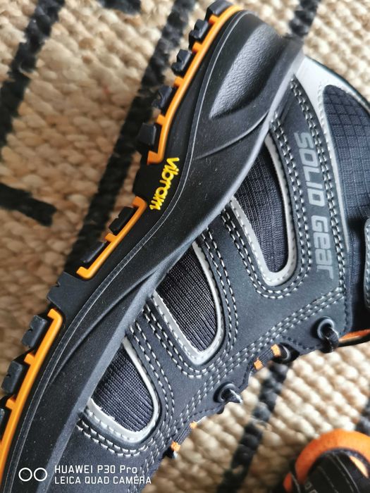 Solid gear safety shoes