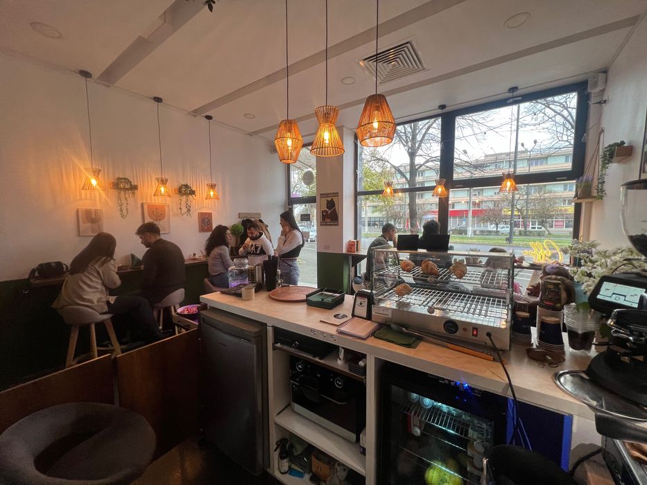 Afacere la cheie – spațiu echipat + stoc Arad