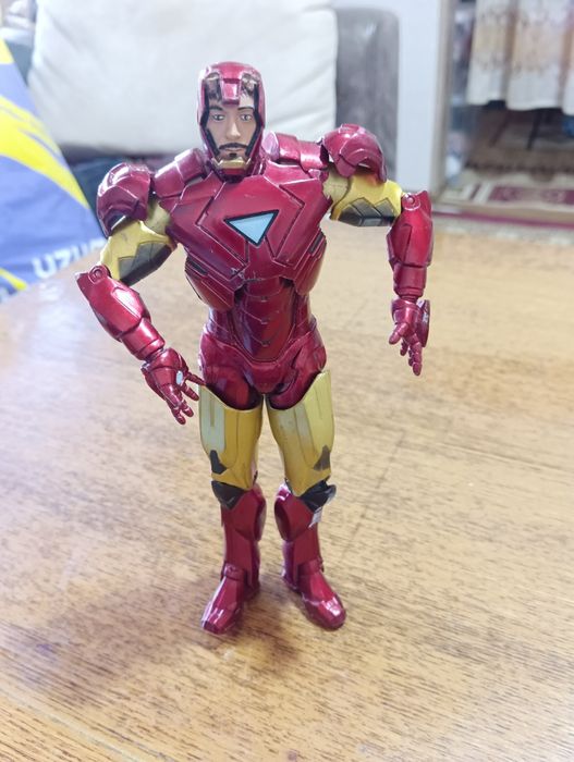Продам игрушку железного человечеа