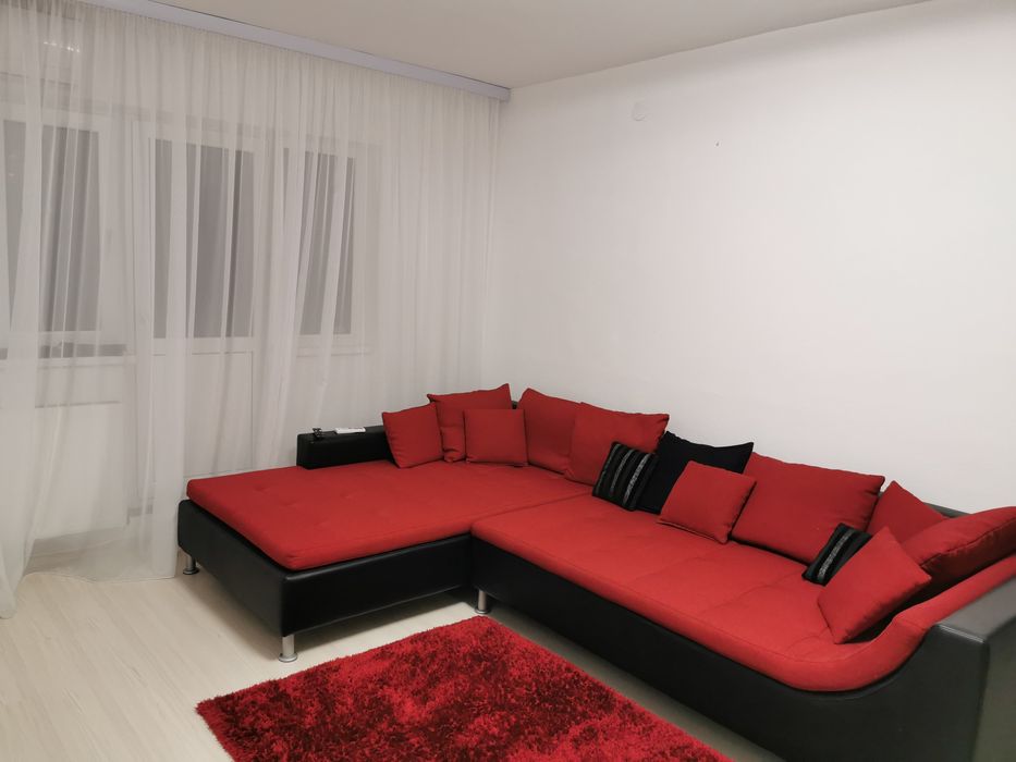 Colțar de la casa rusu, 5 perne mari și 5 pernuțe mici.