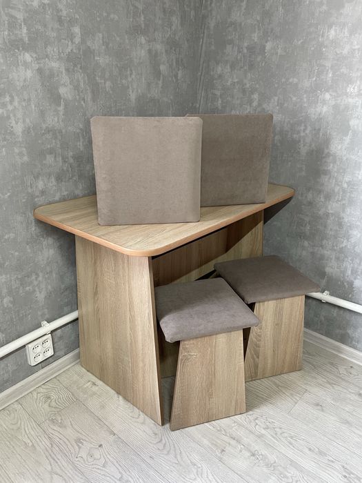 Обеденная зона (Стол, 4 табуретки)