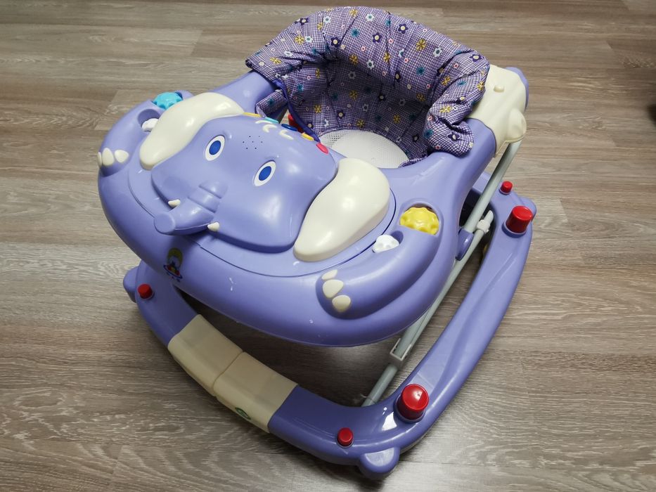 Ходунок детский, регулируется под рост.