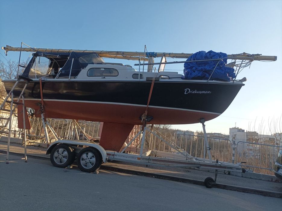 Продавам ветроходна лодка