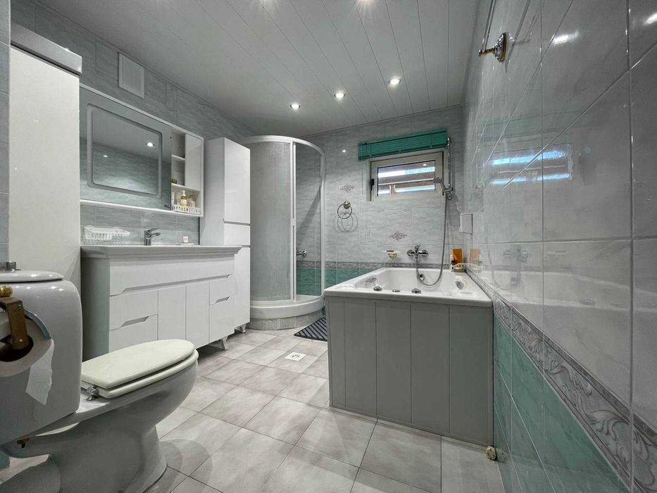 Продается светлая 4-комн. квартира в центре города. Ремонт. Обстановка