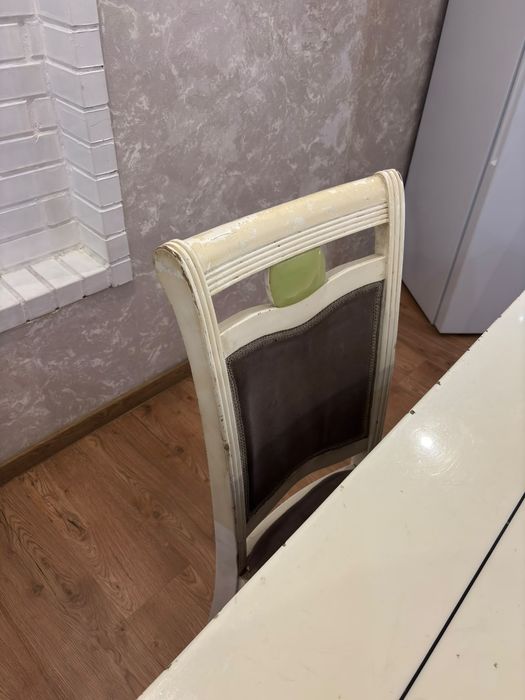 Продам стол со стульями.  Срочно.