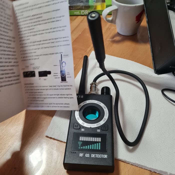 Detector camere și microfoane