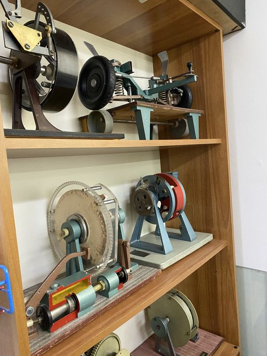 Парты, стулья, шкафы и т.д.