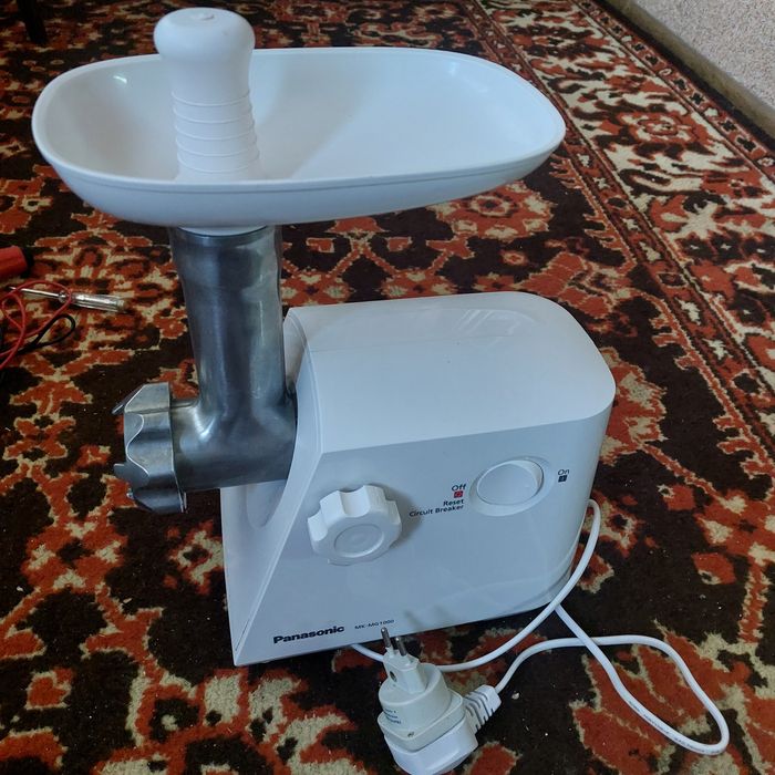 Продам электрическую мясорубку PANASONIC  MK-MG1000