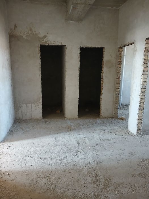 2 хонали 12 иктисослашган мактаб ёнида