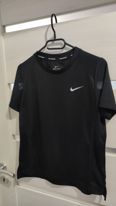 Nike M size ДАМСКА спортна фланелка