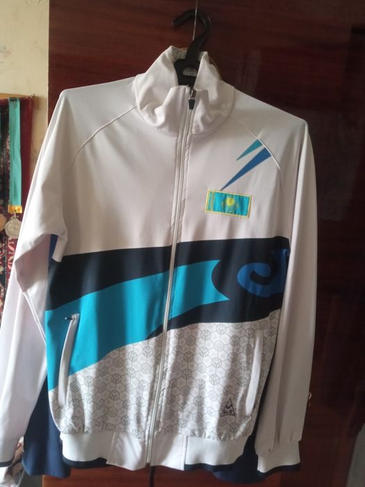 Продам спортивный костюм