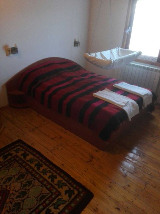 Продавам къща за живеене и къща за гости с голям двор