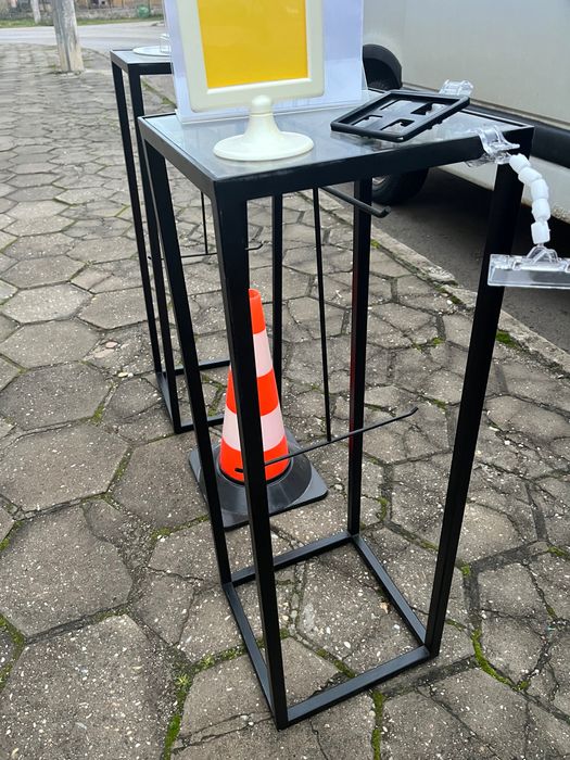 Кош за дрехи с колела и колона за аксесоари