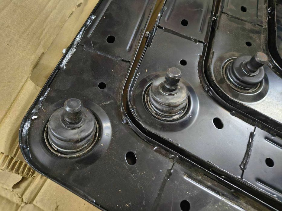 Задни горни носачи за Jeep Cherokee KJ 2001–2008 – 52088901AC – нов