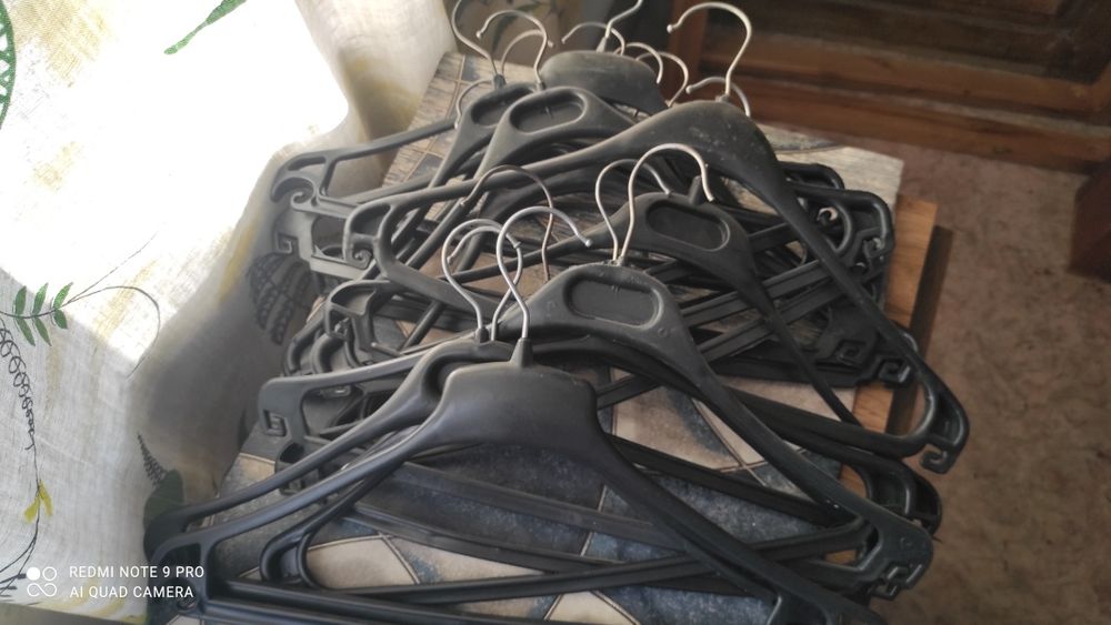 Вешалки для одежды.