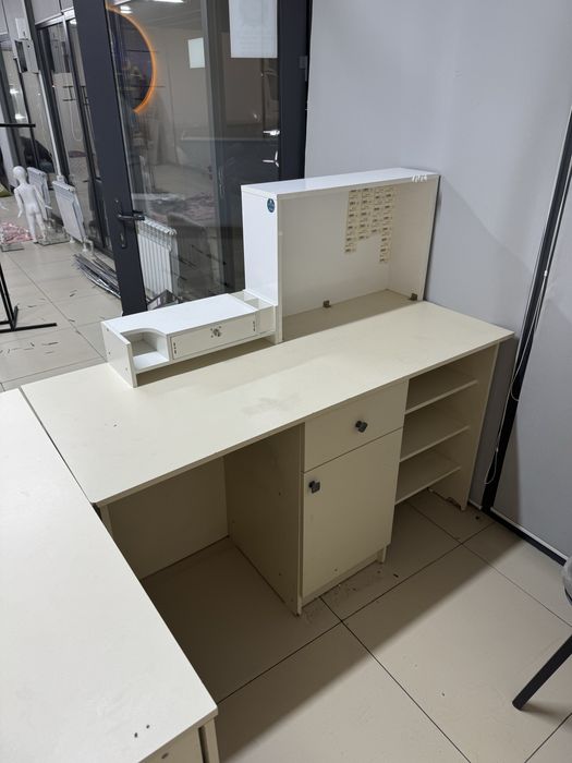 Мебель для магазина одежды