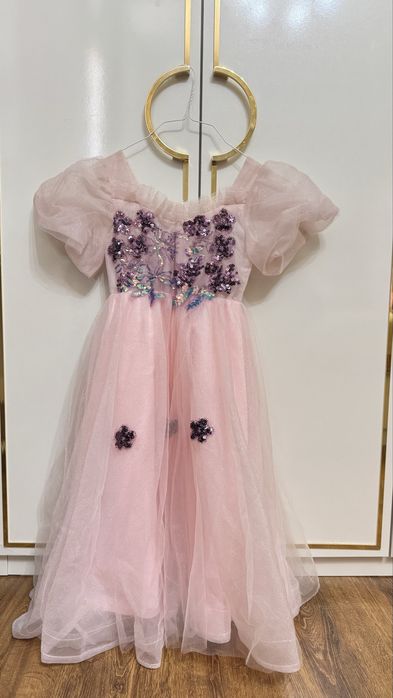 Продается платье нарядное на 7-8-9 лет