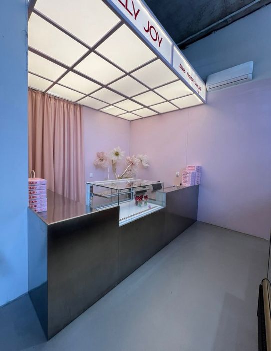 Витринный холодильник для десертов, практически новый