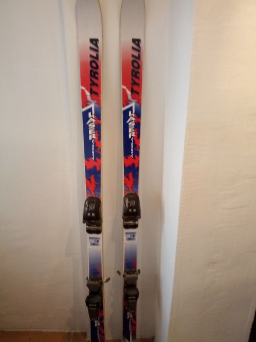 Vând schiuri  cu legături pt adulti TYROLIA Mega Laser