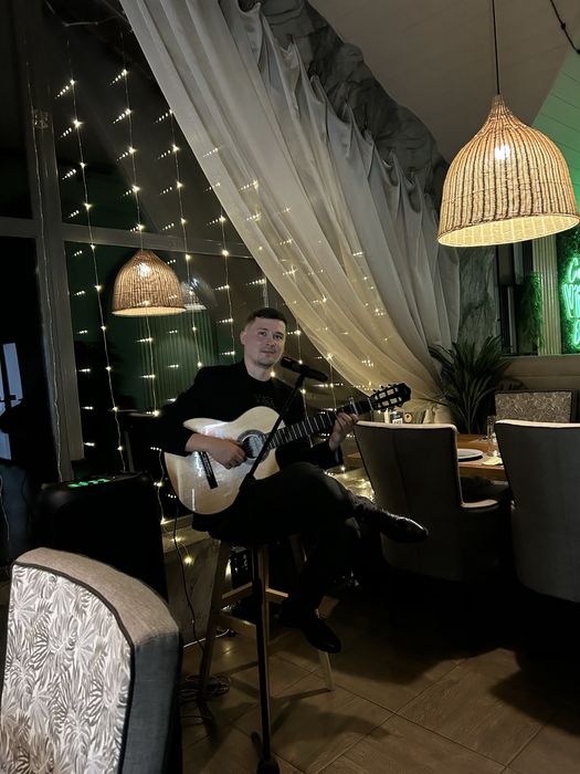 Гитарист, певец на праздник