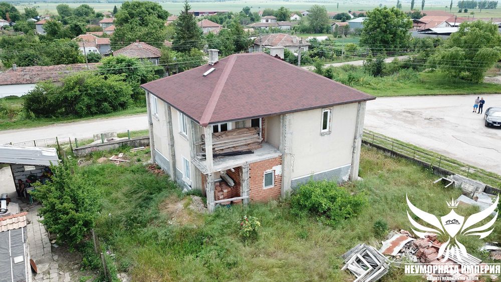 Продавам двуетажна къща с 216РЗП и хубав ъглов двор с площ от 700кв.м. в село Конуш на асфалтов път топ локация