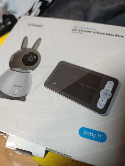Sistem de supraveghere pentru bebeluși sau copii cu monitor și camera rotativa
