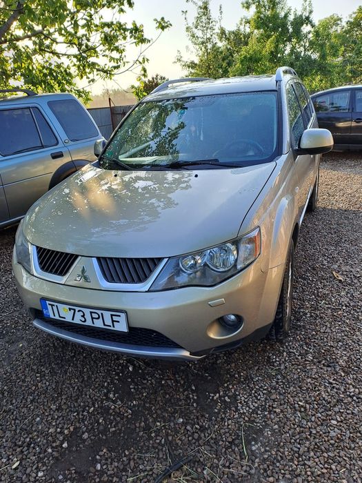 Vând Mitsubishi Outlander