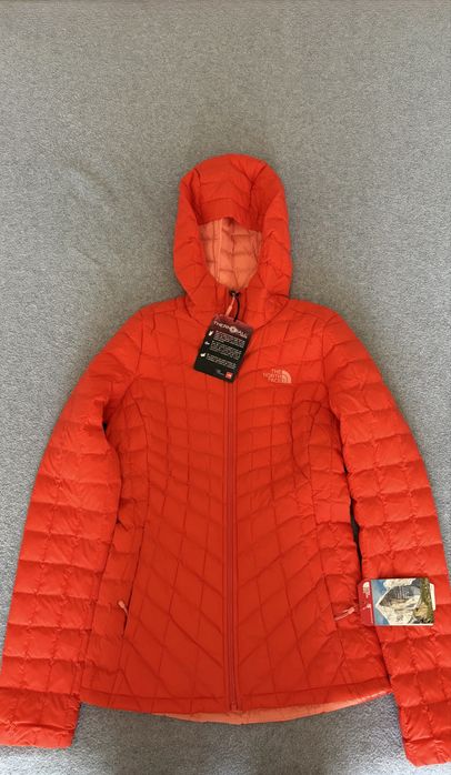 Дамско яке The North Face Thermoball Hoodie (Fire Brick Red) - XS