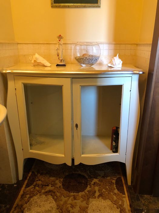 Мебель тумба и витрина