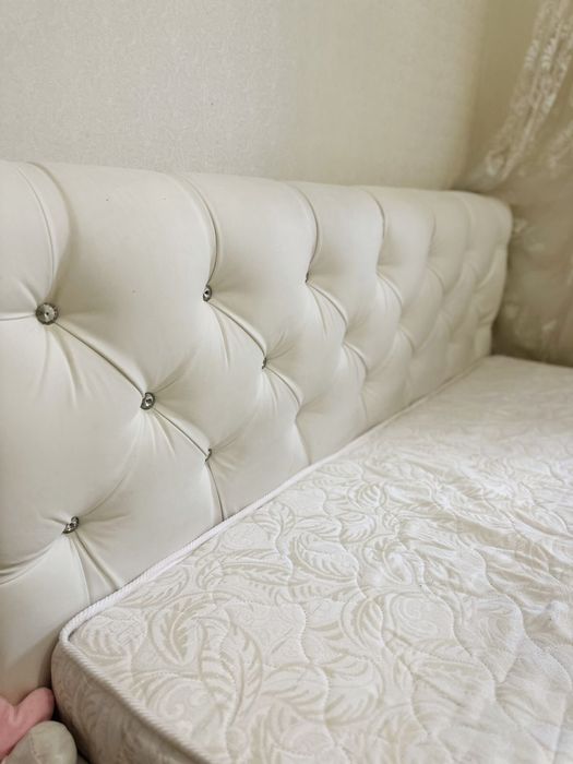 кровать для спальни