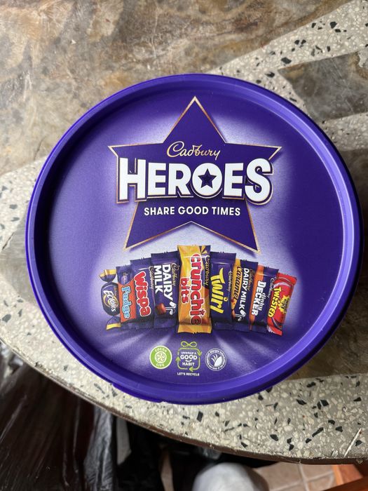 Продавам бонбони Celebrations и Heroes-