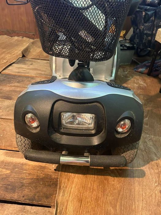 Електрическа количка за трудно подвижни хора ,възрастни или инвалиди